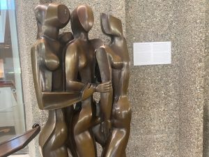 Statue en bronze des trois sœurs a l'entrée du lobby du Centre National des Arts. Credit photo: Yasmina Dagry